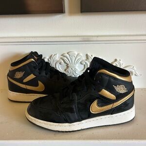 Boys Nike Air Jordan 1 Mid Black & Gold Retro Swoosh Sneakers